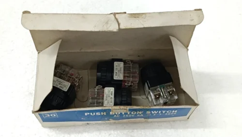 YONGSUNG ELECTRIC YSP 13-11 AC 250V 6A PUSH BUTTON SWITCH CAP COLOR BLACK 4X LOT